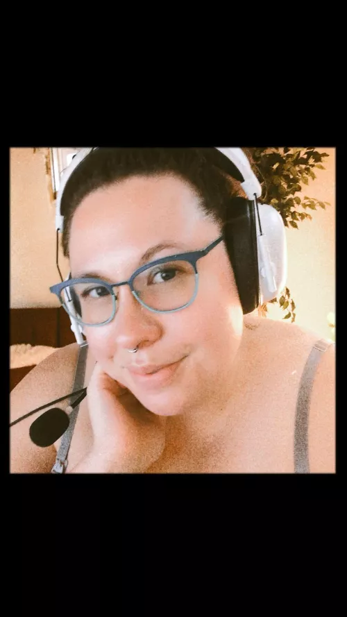 There's something about wearing my headset that makes me feel cute. 😊