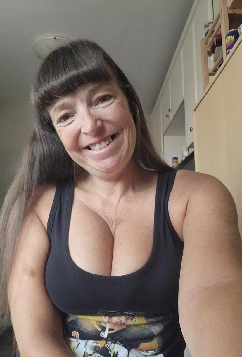 This cleavage really needs you rn! Do you want it freed from this tank top?