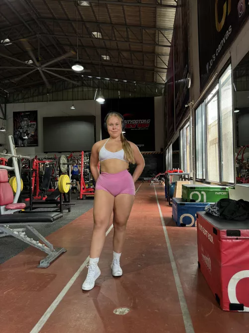 Thought of skipping leg day for today but I can't, I need to enhance these thighs in order to crush you.