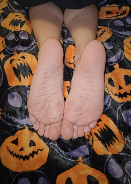 Trick or treat smell my feet 🎃 oc