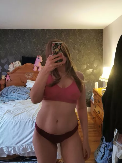 Uni student [selling] panties and thongs. I love selling to naughty panty sniffers and sissy sluts ❤️😋😘 [UK] but ship worldwide 