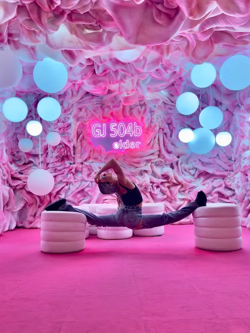 When life gives you poufs, you do the splits ✨ (oc)