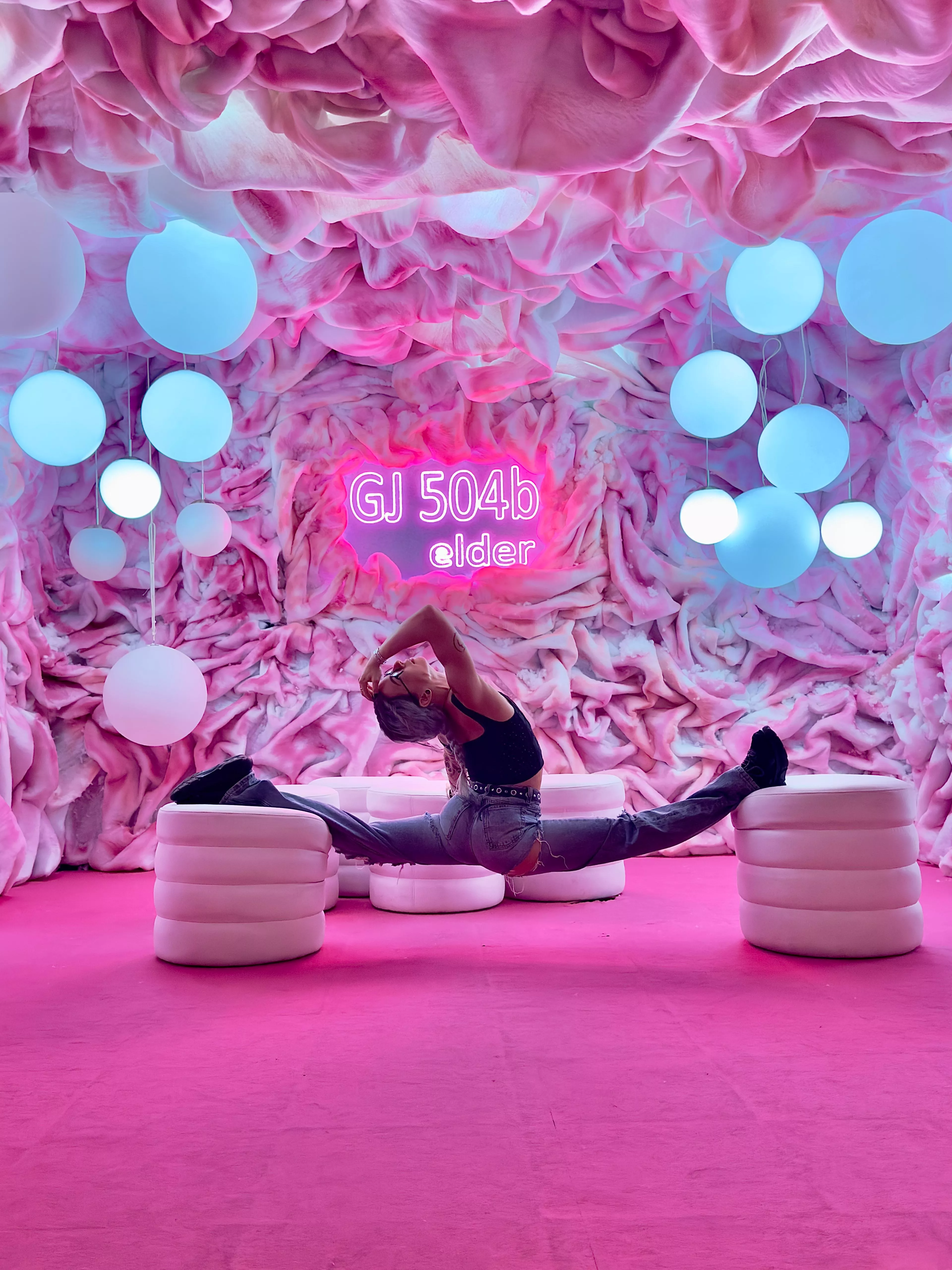 When life gives you poufs, you do the splits ✨ (oc)