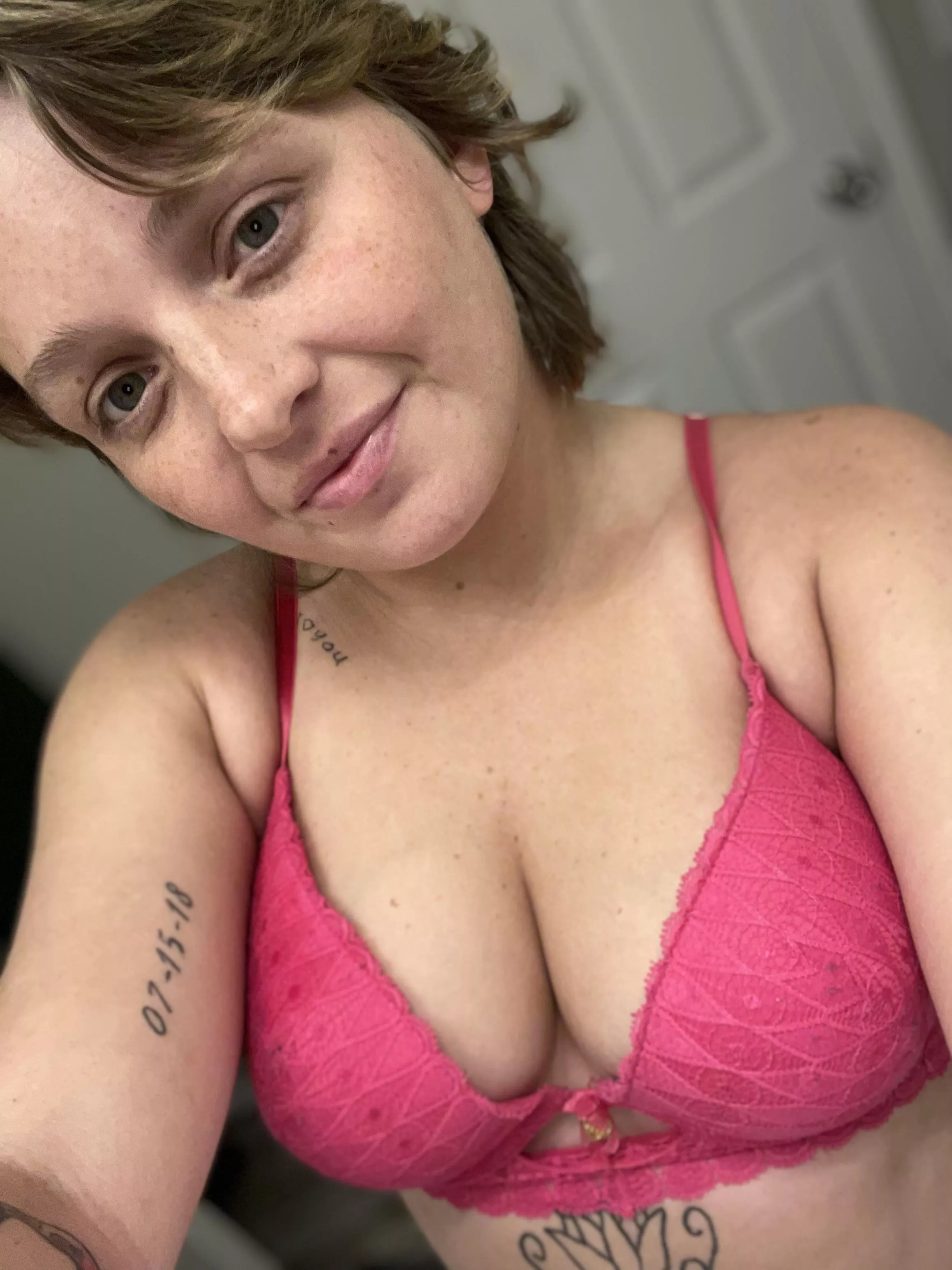 Who likes my pink bra 