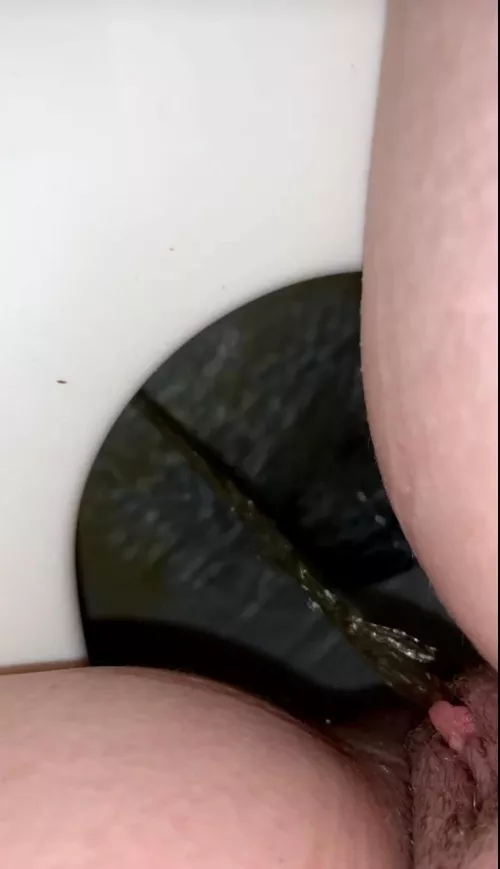 Wife’s fat pussy pissing