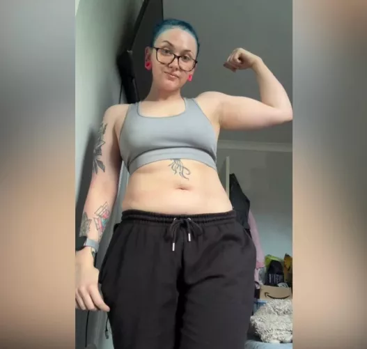 working on my belly & biceps 💪🏻