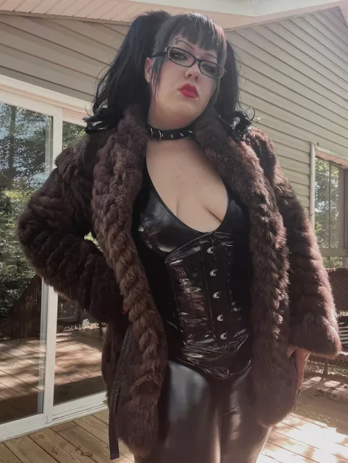 You love submitting to women in furs 🖤