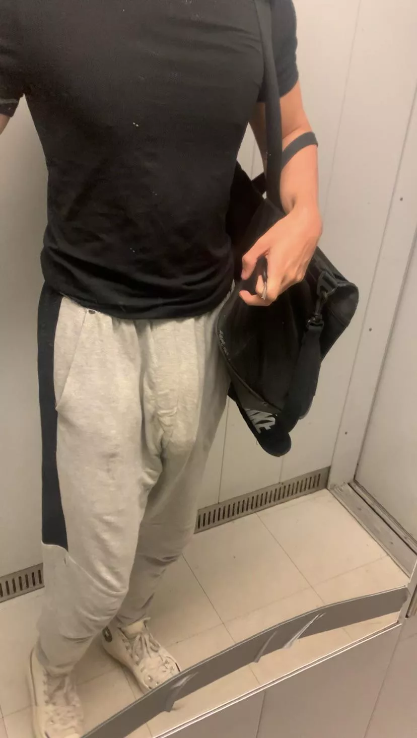 (18) This is what I wear to the gym ;)