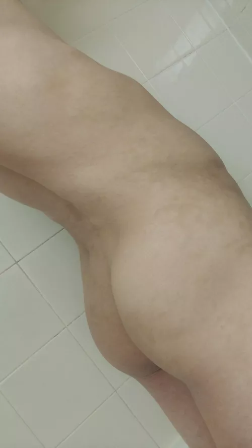 19 bottom in the shower, ass me if you're jacked with abs ;) send abs and flex bicep on add 🥵 @alvin_hc