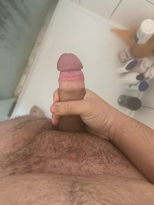 19 in the shower who wants to jerk off 
