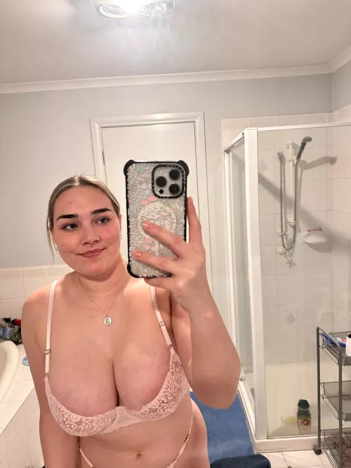 19F, down to fuck any race!! as long as i can get my pussy leaking. social