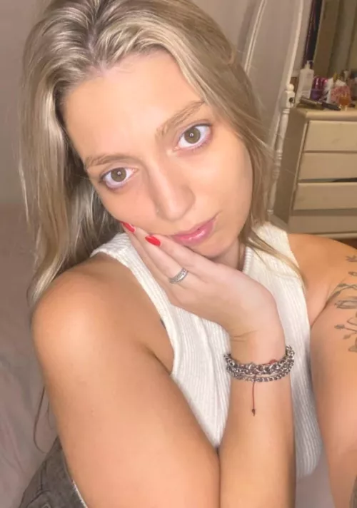 23 [F4M] What do you like most about my look