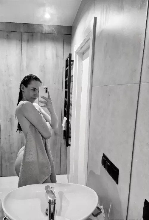 23f I will send some spicy nudes (just upvote) 🌶️