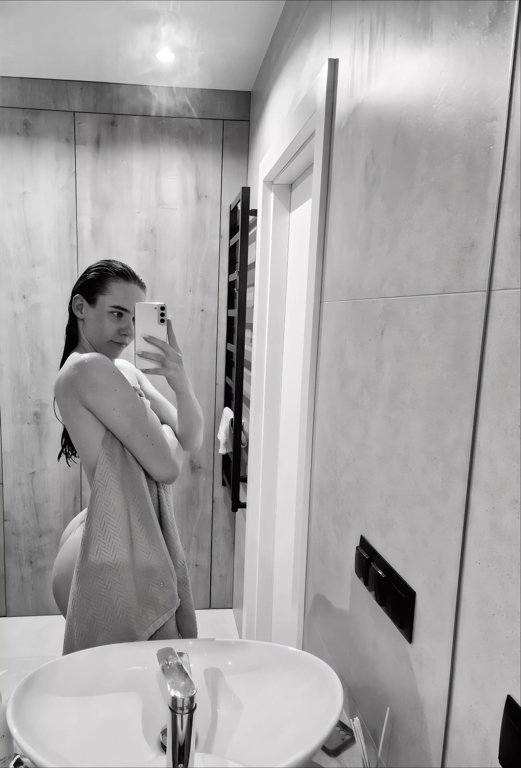 23f I will send some spicy nudes (just upvote) 🌶️