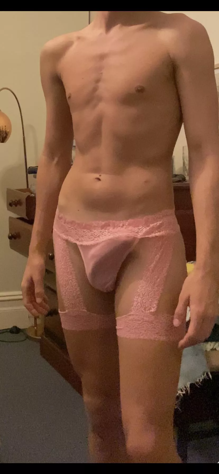 27/186 cm, I love kissing/ sucking pecs/cocks and swallowing loads 