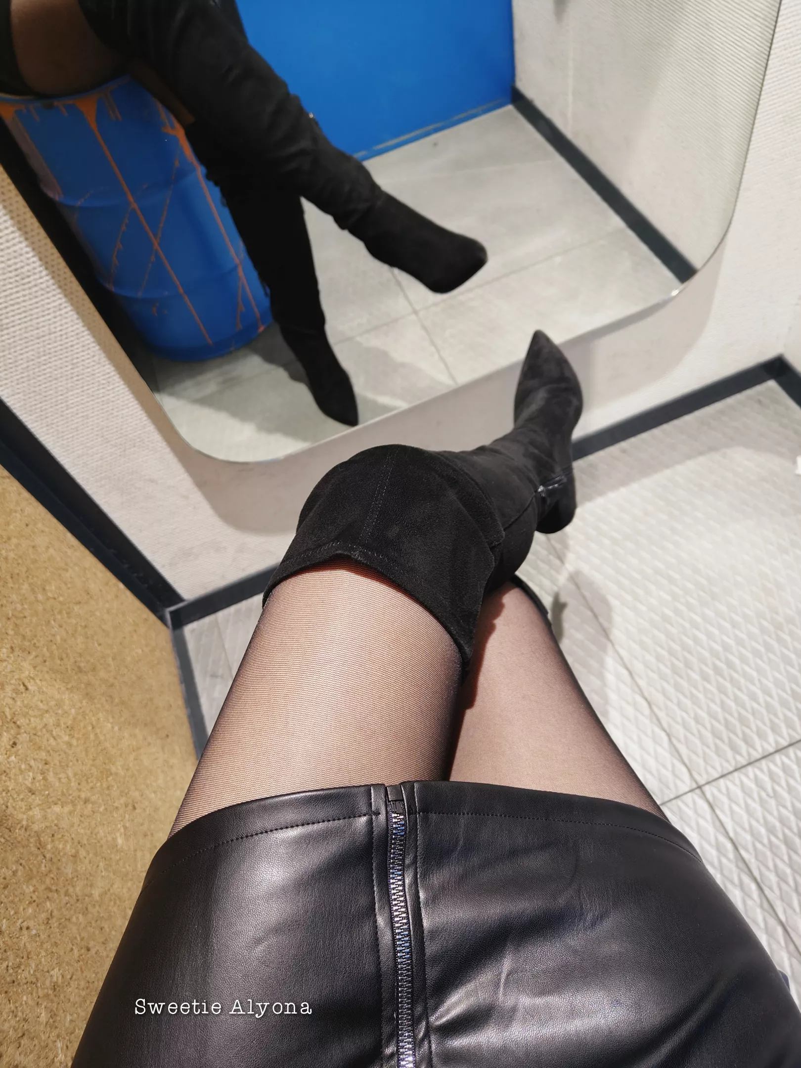 Be naughty with me in changing room 