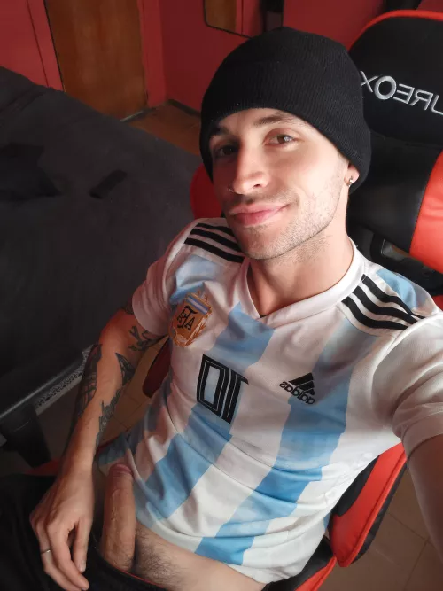 Bent cock, Latino and dominant, yes or no?