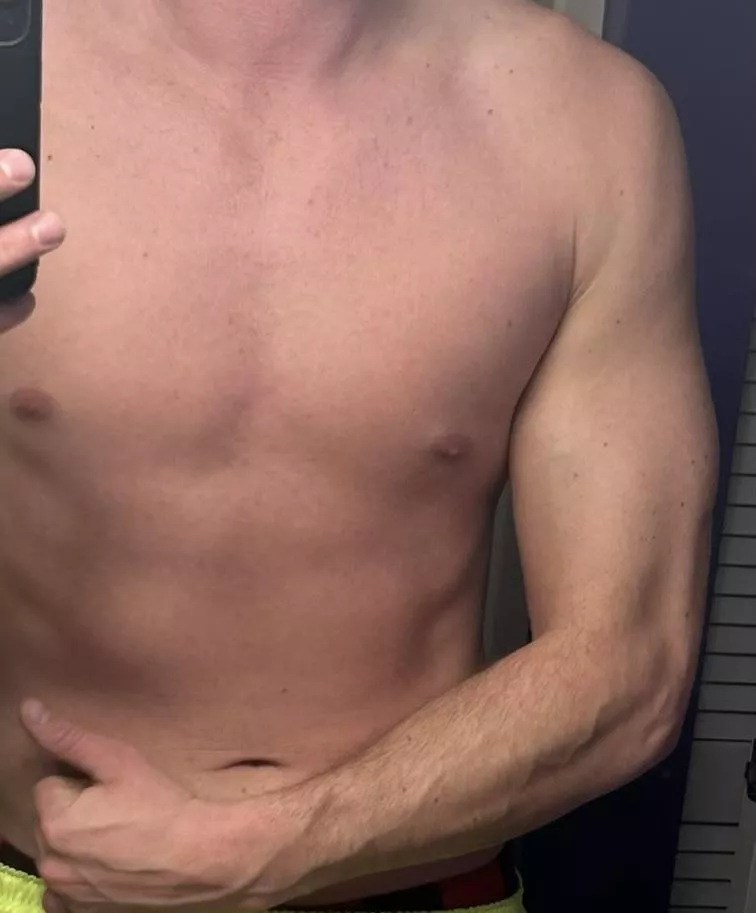 Bi attractive sub bottom looking to cuck for a couple in metro Detroit 