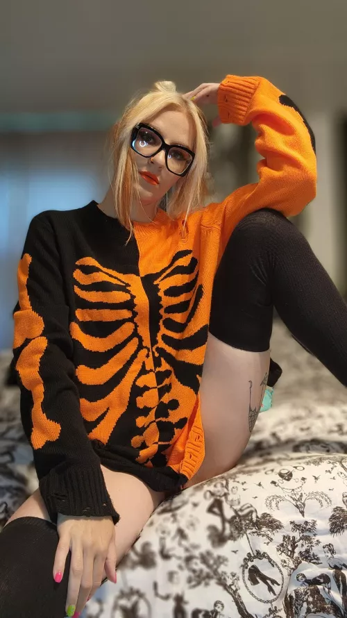 Chilly days call for sweater weather. Happy fall and sexy fall gaming 