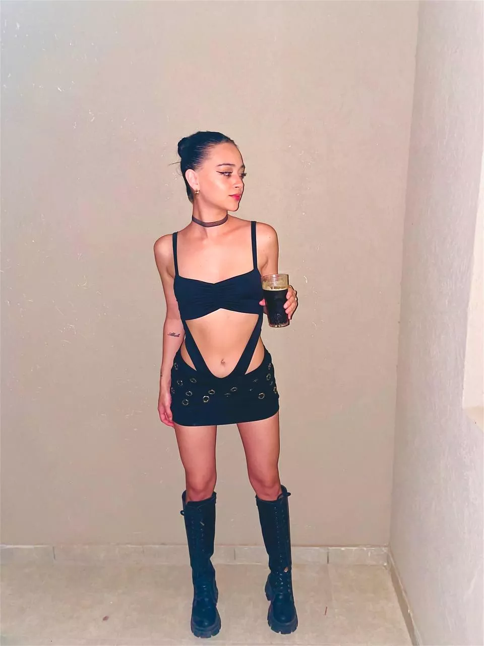 cum play with this bored girl! 😋💦