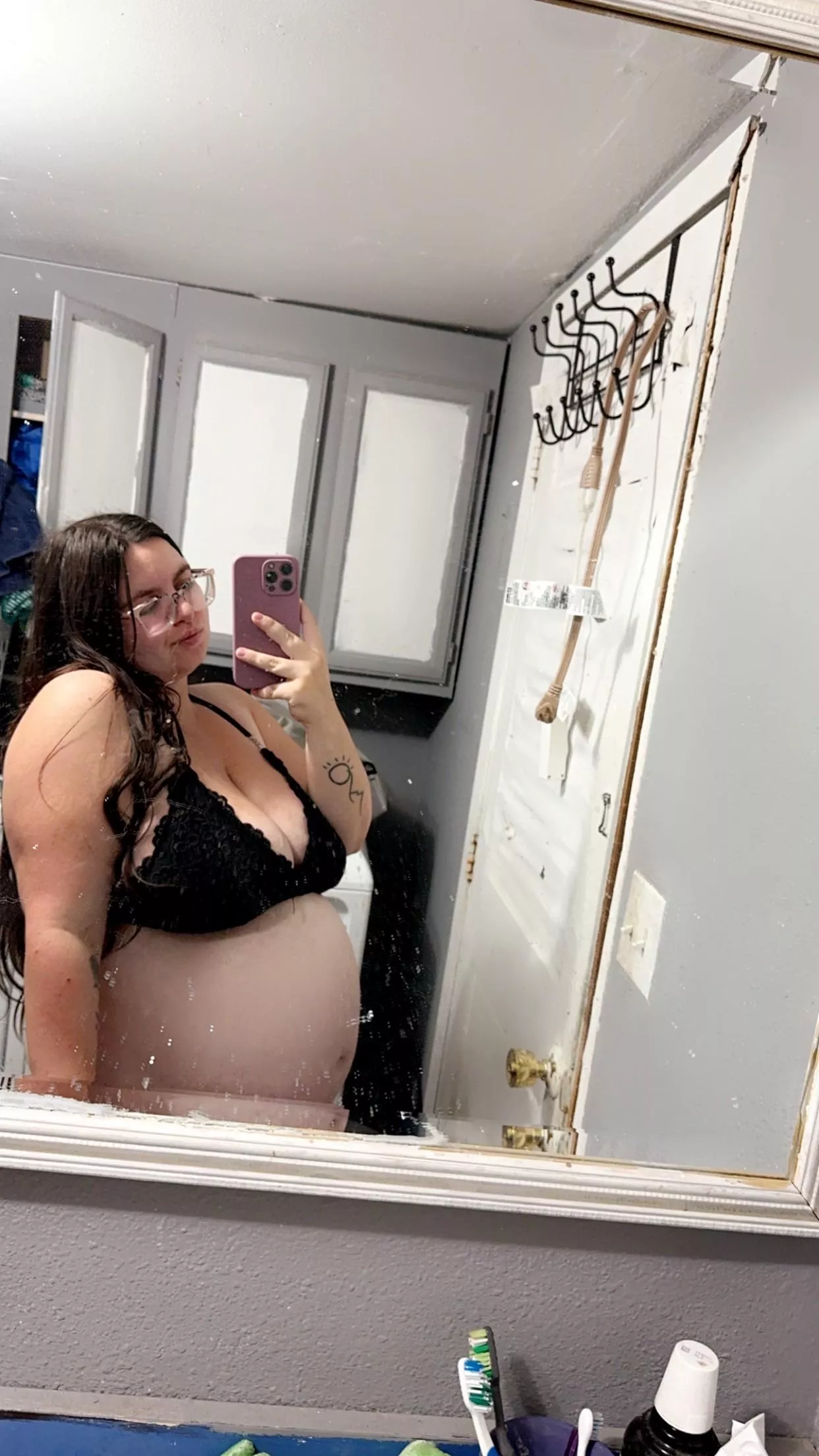 Do you like pregnant MILFS? 