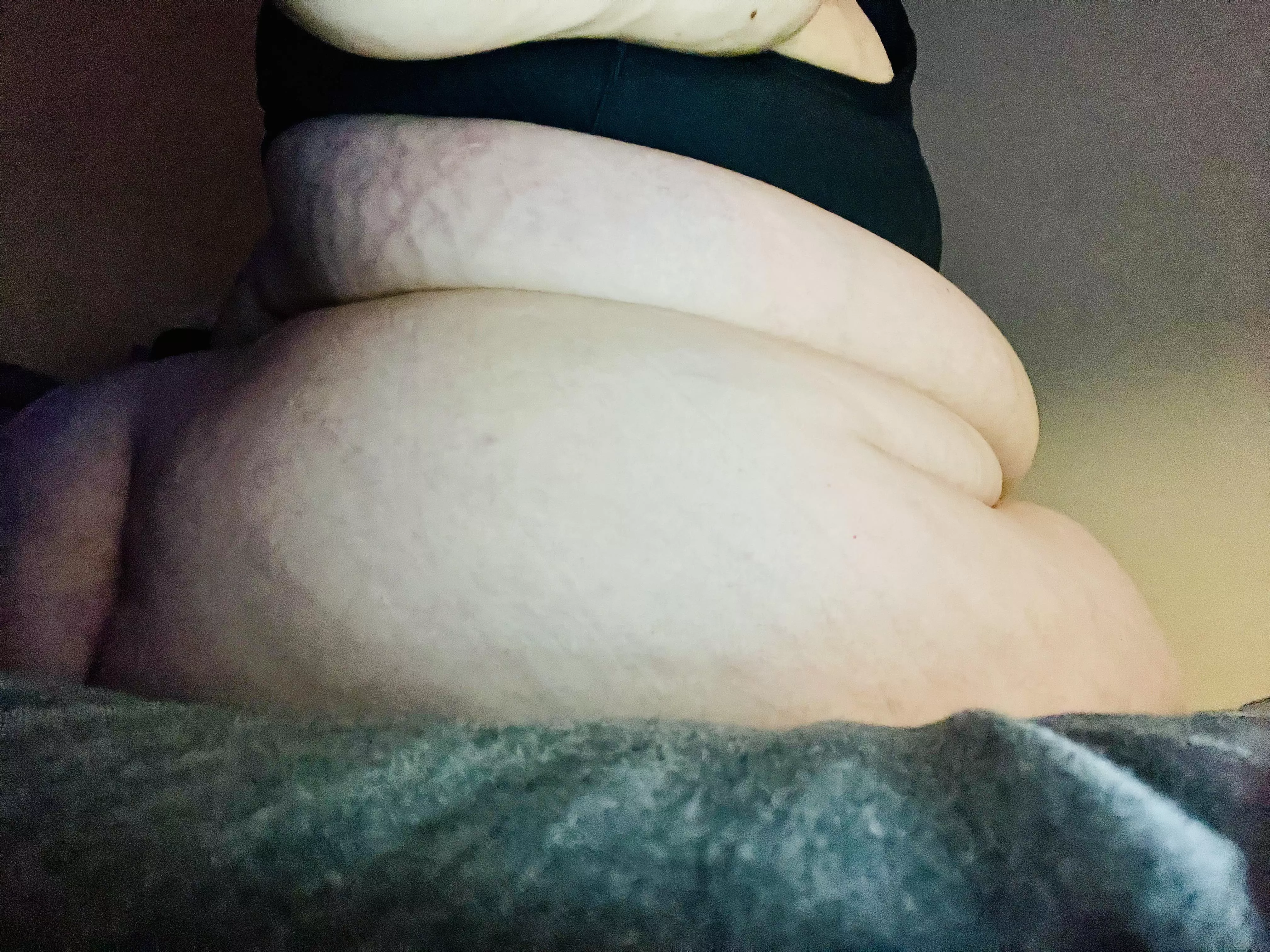 Do you think you could last 3 minutes under my ass?