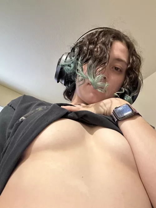 Gamer girl needing some under the desk support 🤤🤭.