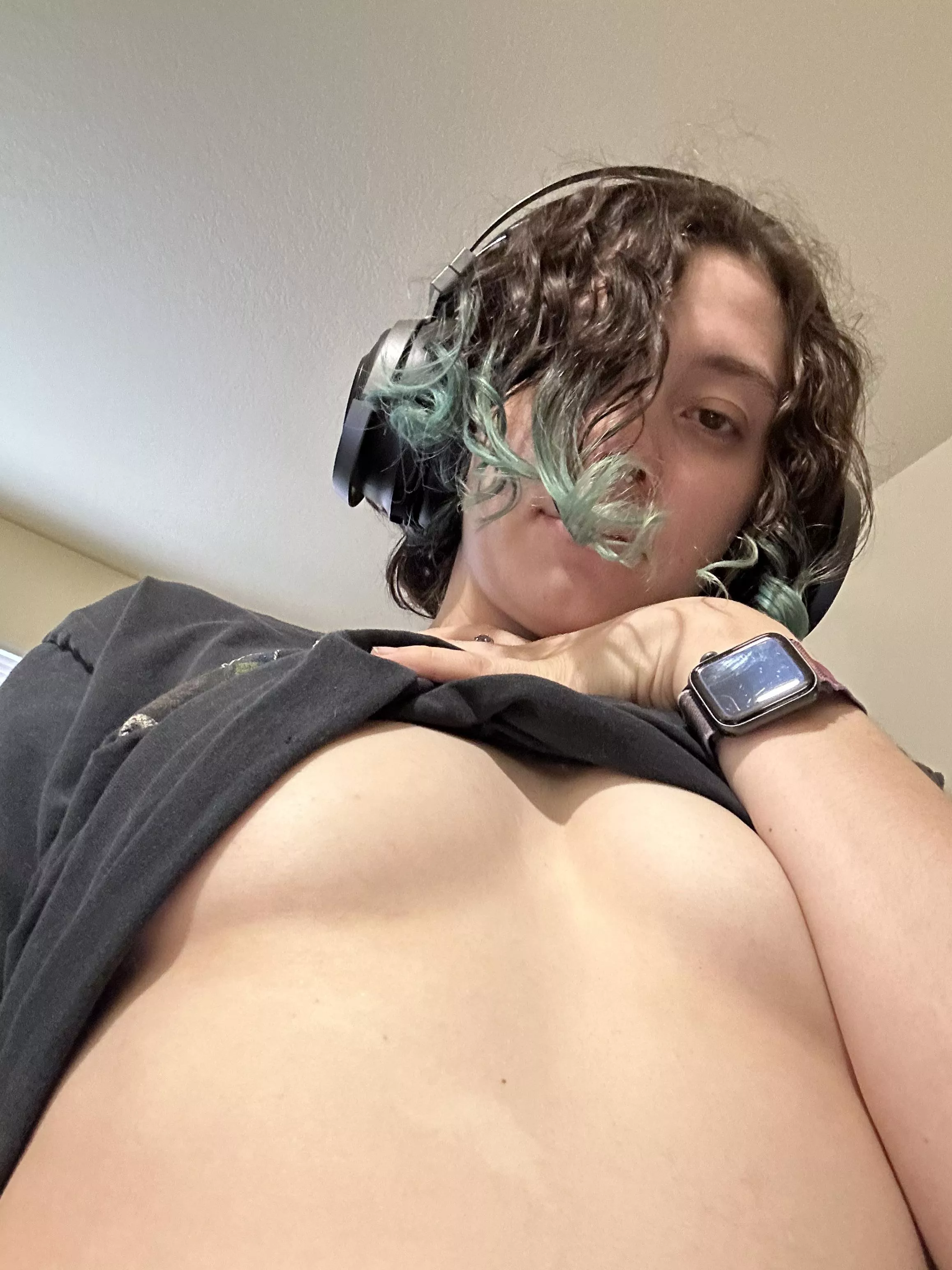 Gamer girl needing some under the desk support 🤤🤭.