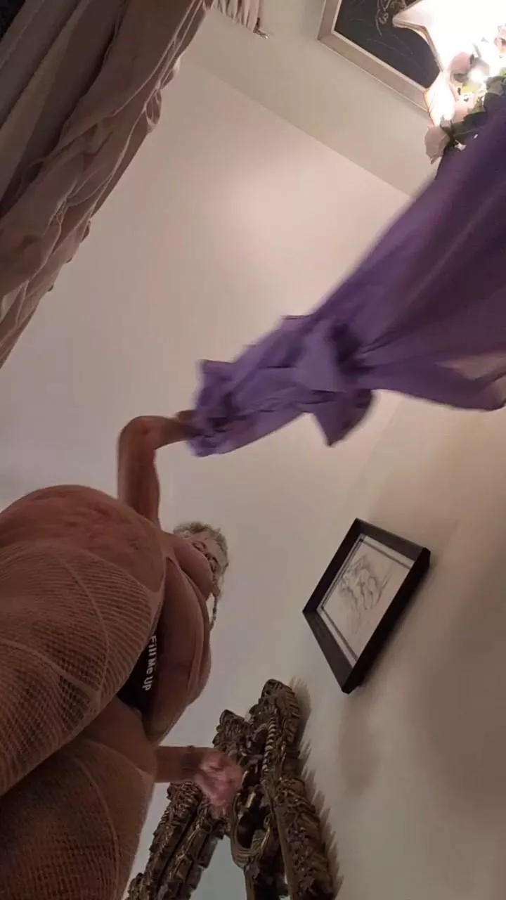 Giantess Queen plans her next big move and it's exciting her a little bit