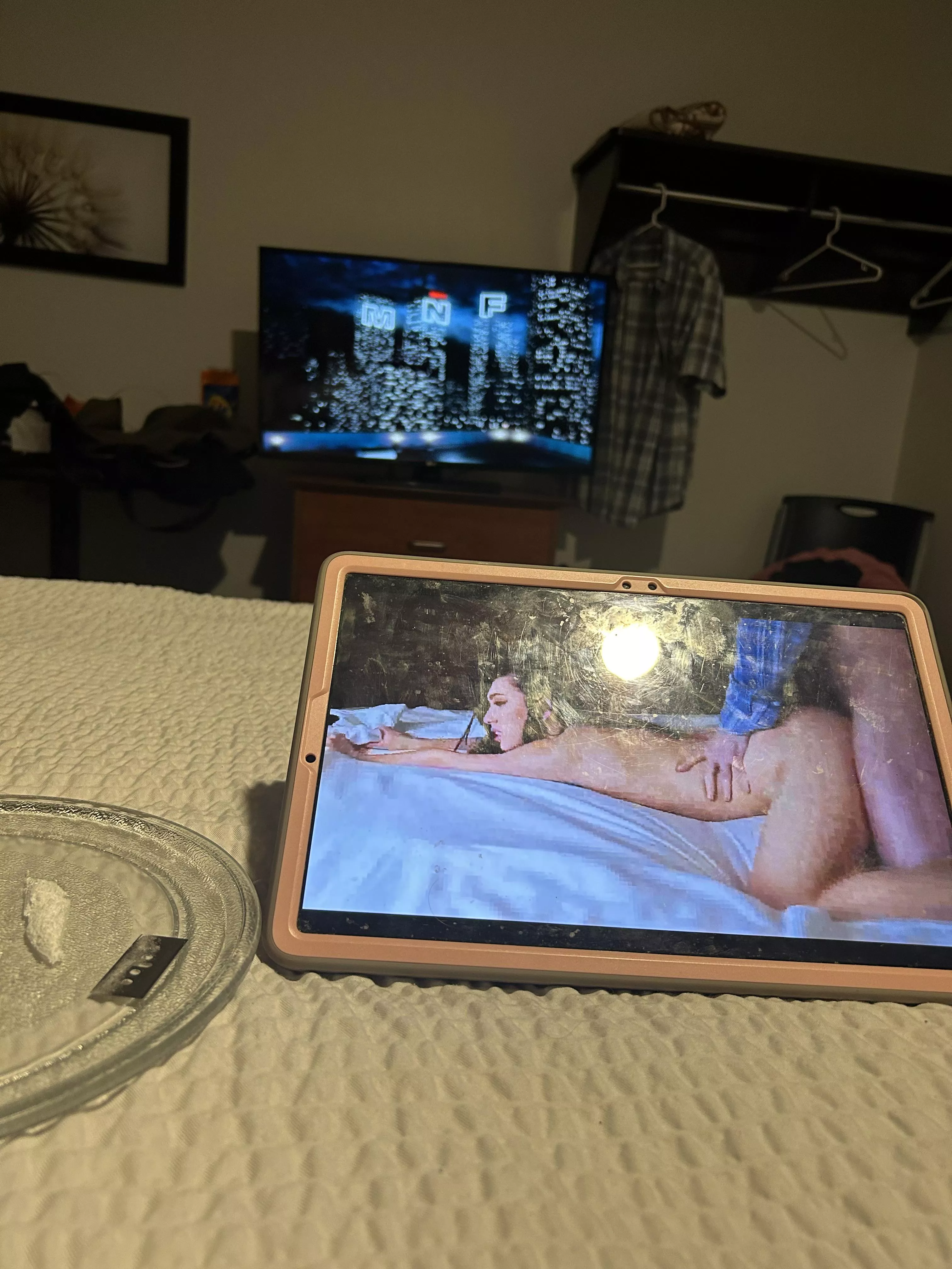 Got the whole set up some porn a pile Monday night football should be a good night just looking for a chat buddy 
