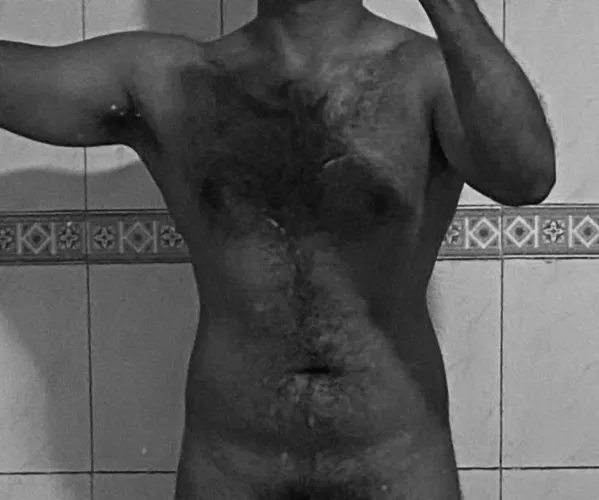 Hairy b/w in the mirror 😌