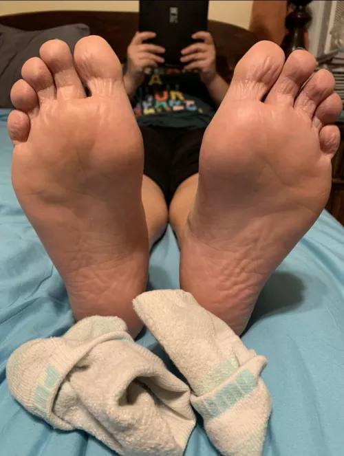 Happy meaty monday foot fans! Today I have 2 big size 10, full course meals for your tongue to enjoy. Freshly out of socks too 🤭💕