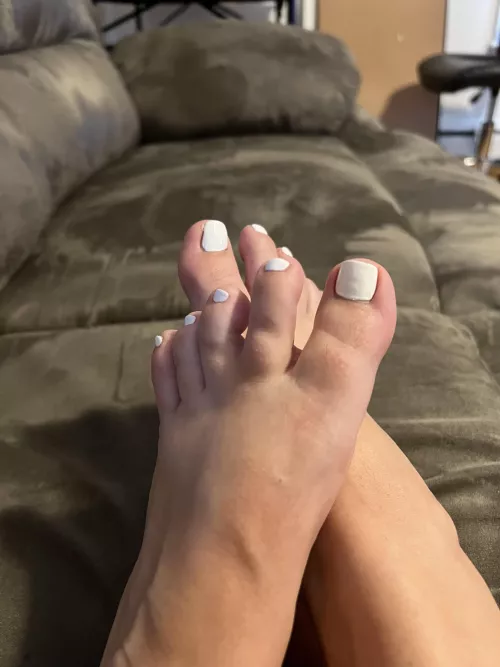 Hoping my BF’s friends notice my fresh pedicure tonight, I’m staying barefoot..