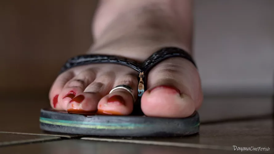 I had two tinies for my right foot. One tied to the flop, the other resting under the toes...After a few steps I can say that tying them to the flip-flops is much safer...if I want to keep them safe 