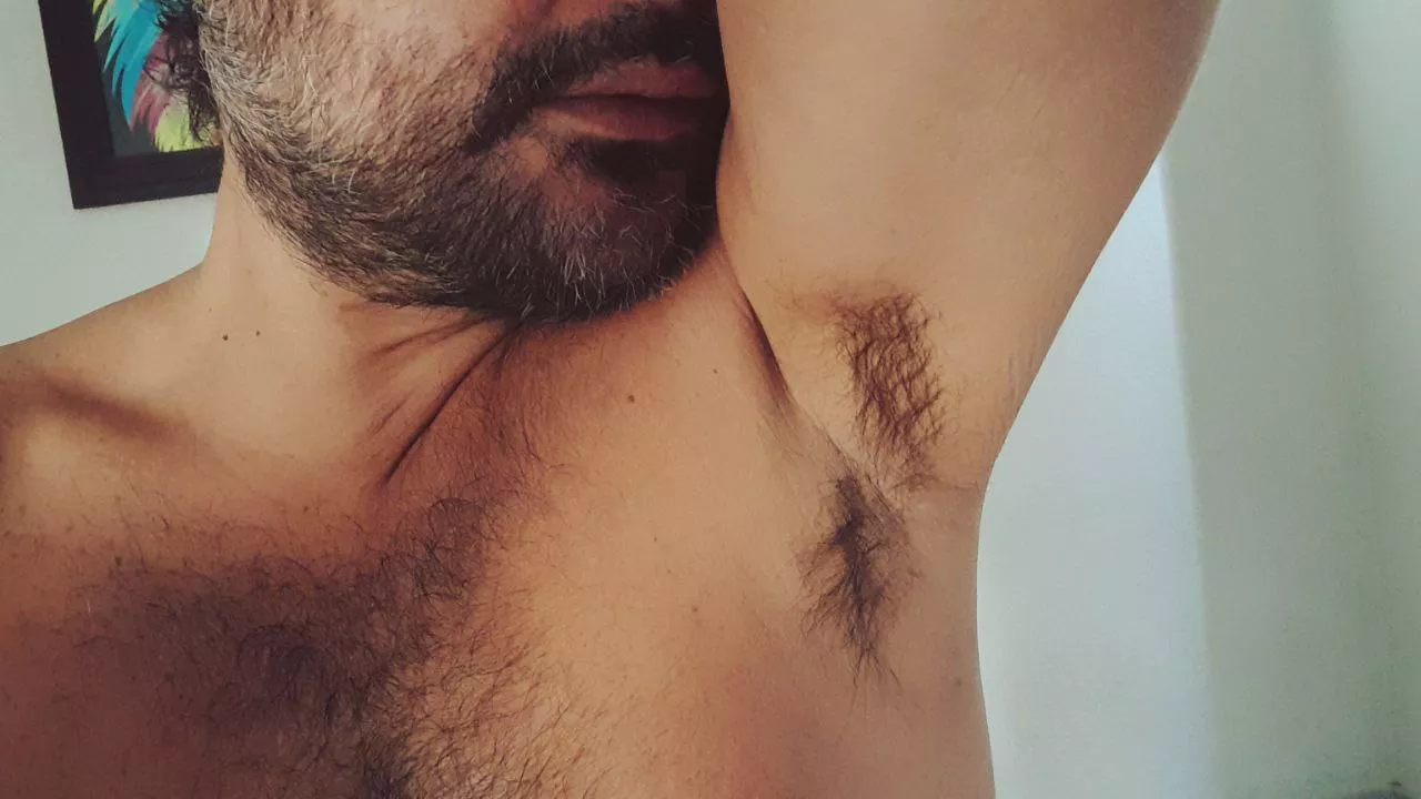 I have sweaty armpits, do you want to sniff them?😈😈