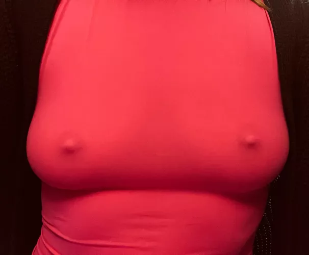 I love how tight tops show off my nipples