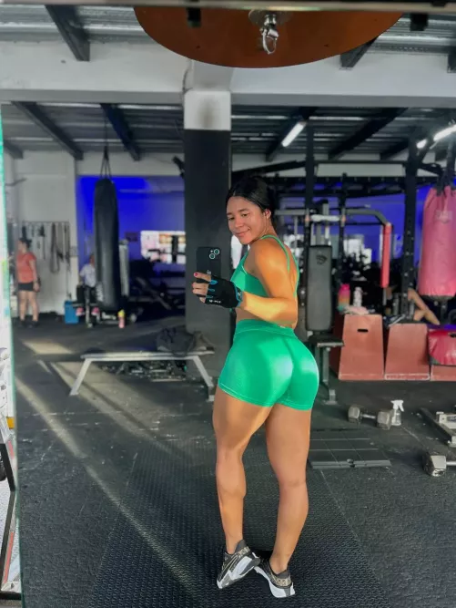 I love to show how sexy strong can be! Do you think that my muscles are sexy? 