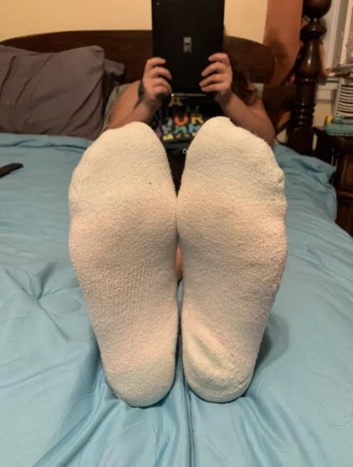 I need a man who love’s sniffing MILF socks to sample mine. I heard big feet make smellier socks 🙈💕