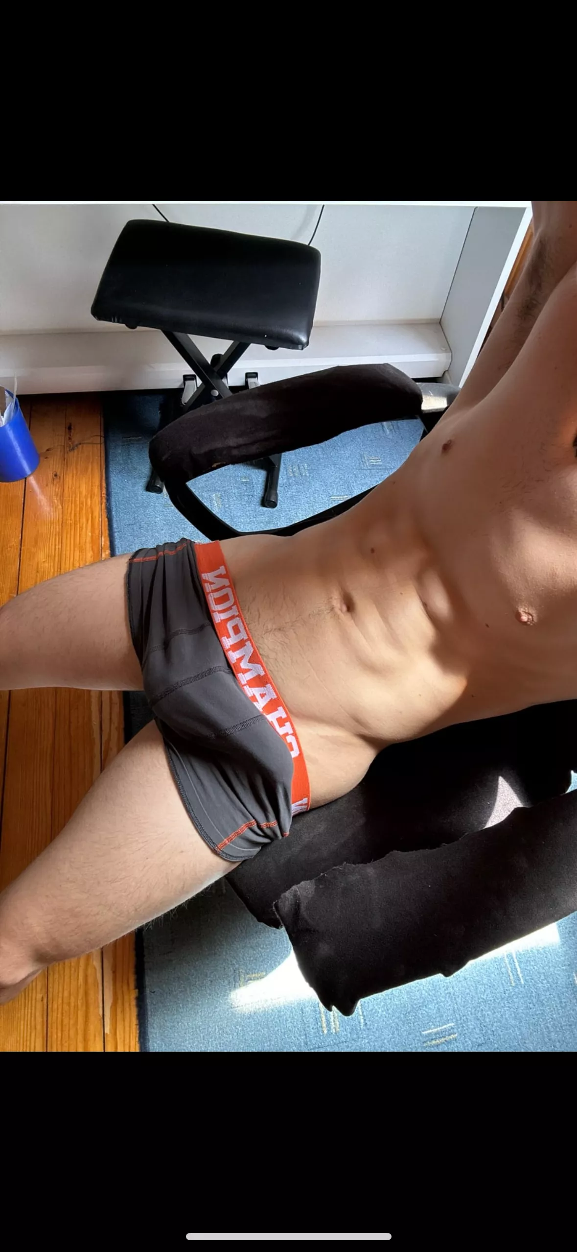 I need someone to lick me😋