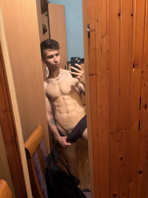 I need someone to lick me😋