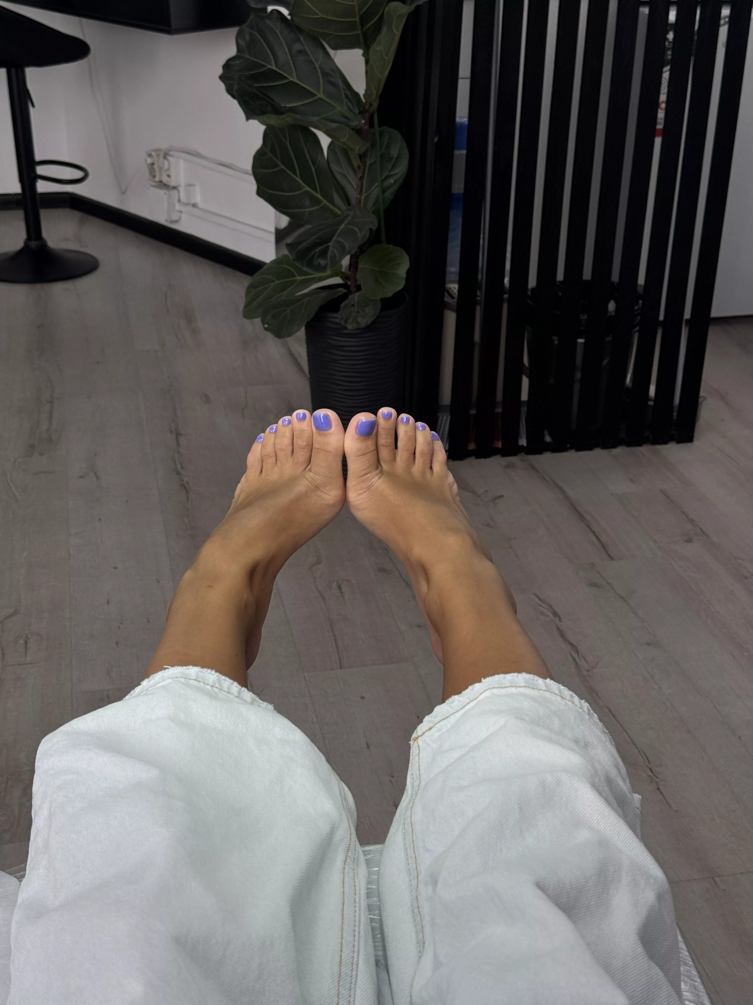 If I sent you a picture of my feet every day, would you write me back