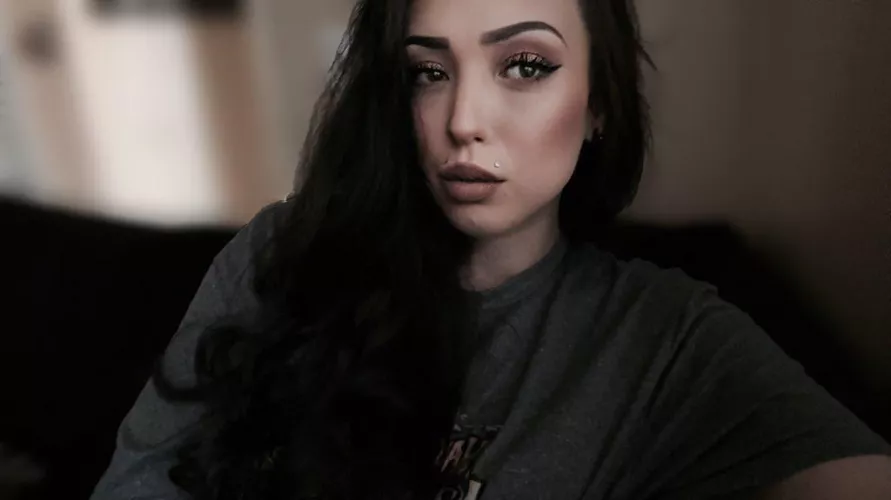 I’m the goddess on your mind 24/7 🖤