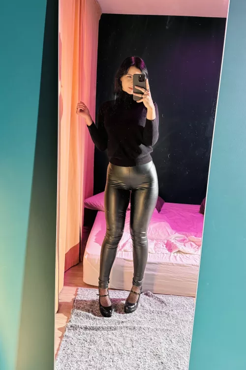 In love with black clothes [f]