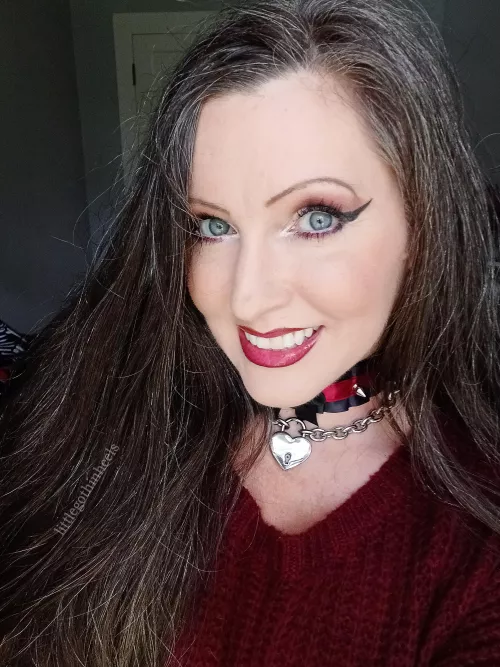 Just a Monday selfie 🖤 (43F)