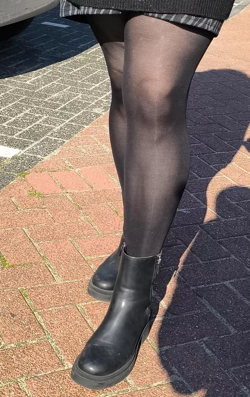 Love the shine on these pantyhose in the sun 