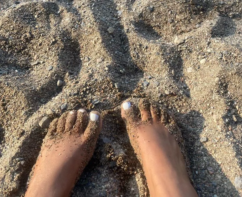 my sexy sandy toes, who wants more 💋😉