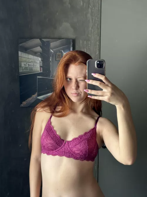 Petite girl does  it better.