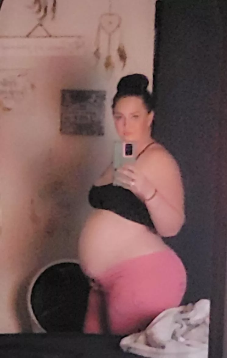 Pregnant mirror selfie. Was feeling sexy. So horny this pregnancy 