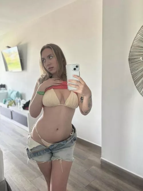 Send 'yes' and upvote for a surprise in your DMs! snap: saandmitchell