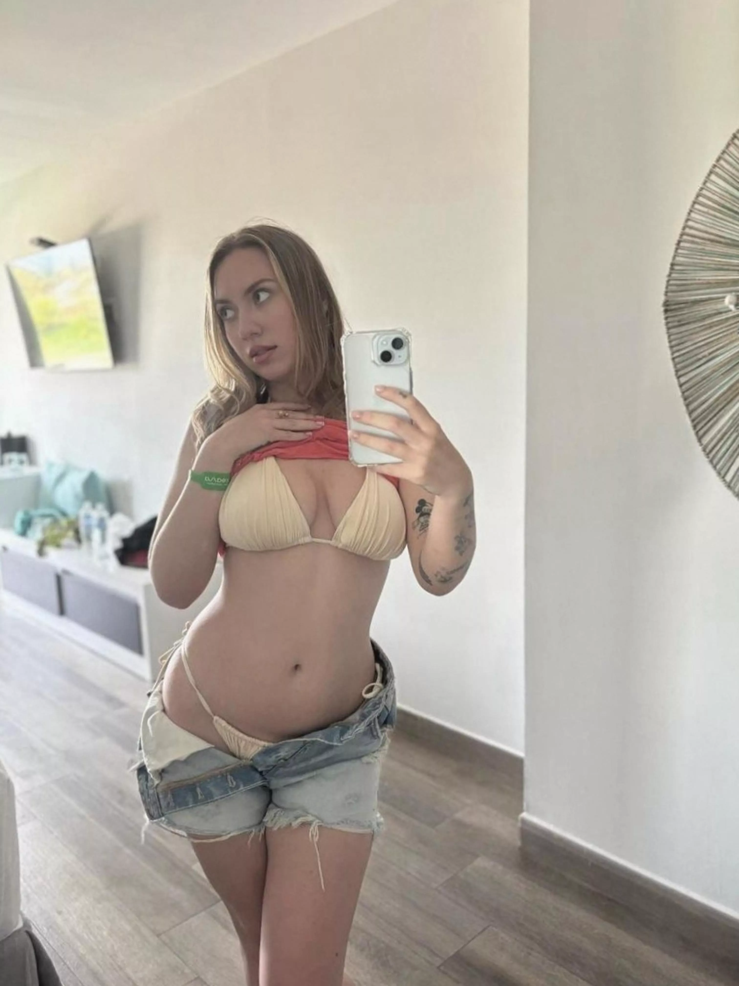 Send 'yes' and upvote for a surprise in your DMs! snap: saandmitchell